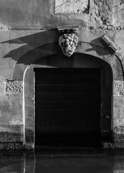 İtalya, Venedik 'te eski bir cephe ve girişin siyah beyaz fotoğrafı