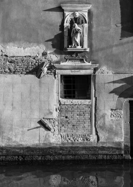 Venedik, İtalya 'daki eski bir cephenin siyah beyaz fotoğrafı