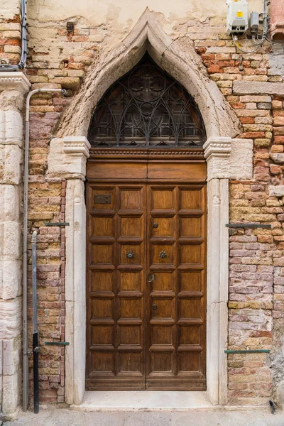 Architectural Detail Venetian Gothic Facade Building Wooden Door — стоковое фото