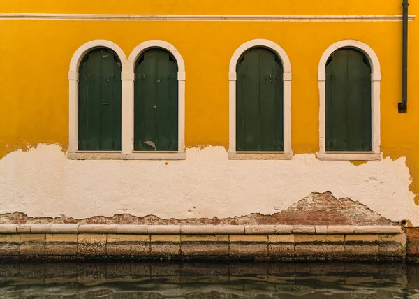 イタリア ヴェネツィアの運河とボートによる建物の黄色の絵のファサード — ストック写真