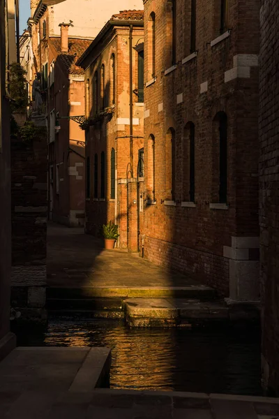 Detalhe Arquitetônico Uma Rua Estreita Veneza Itália Com Iluminação Alto — Fotografia de Stock