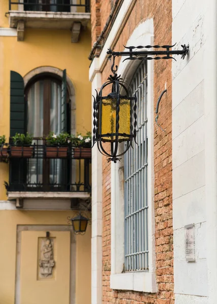 Gelbes Gebäude Und Gelbe Straßenlaterne Venedig Italien — Stockfoto