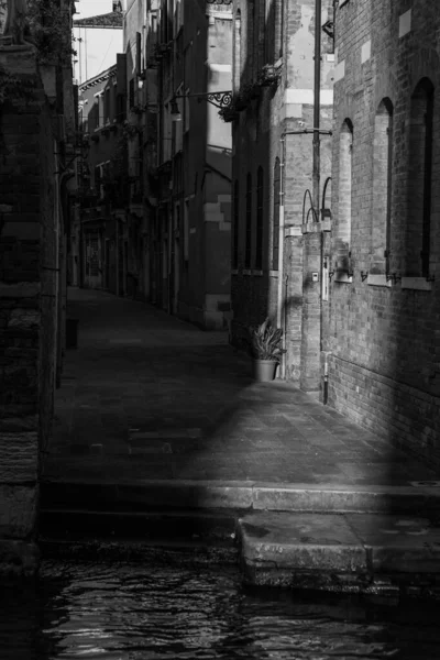 Detalhe Arquitetônico Uma Rua Estreita Veneza Itália Com Iluminação Alto — Fotografia de Stock