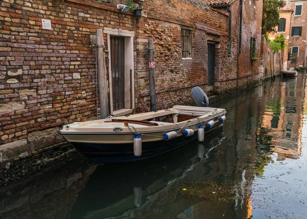 Tekne Venedik Talya Bir Kanalda Demirlemiş — Stok fotoğraf