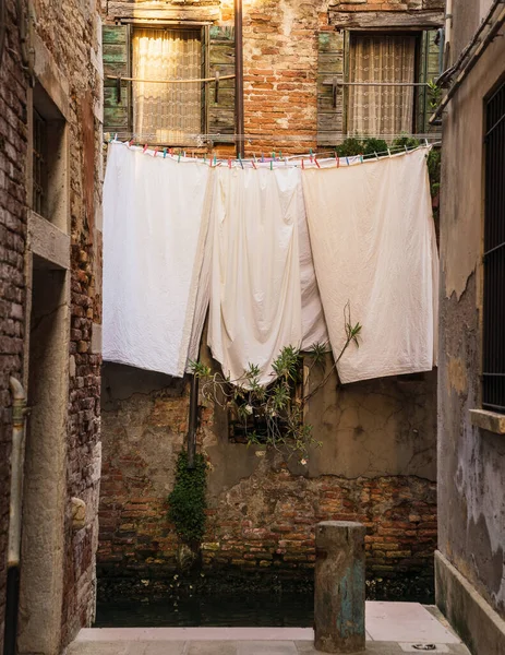 İtalya, Venedik 'te dar bir sokakta çarşaflar kurumaya bırakıldı. 