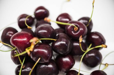 Beyaz arka planda bir demet kirazı kapatıyoruz. 