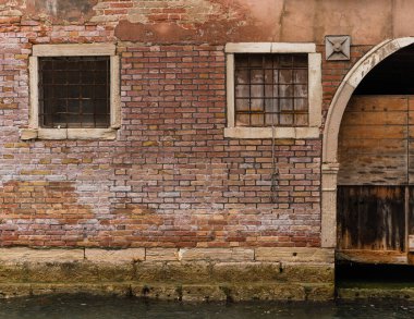 İtalya, Venedik 'te bir kanalın yanındaki eski büyüleyici bir bina. 