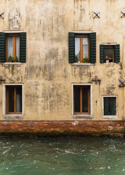 Antiga Fachada Encantadora Edifício Junto Canal Veneza Itália — Fotografia de Stock