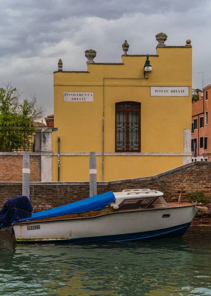 Antiga Fachada Encantadora Edifício Junto Canal Veneza Itália — Fotografia de Stock