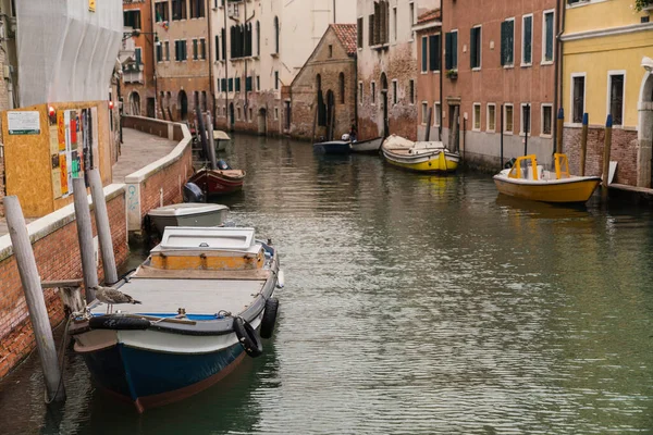 Boote Vor Anker Auf Kanal Venedig Italien Und Bunte Gebäude — Stockfoto