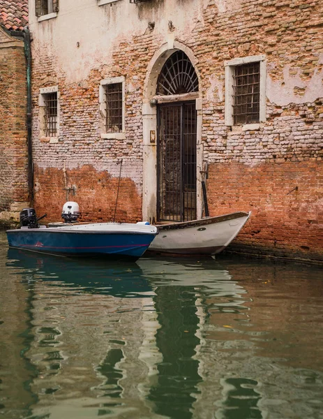 Velho Muralha Tijolo Barcos Atracados Canal Veneza Itália — Fotografia de Stock