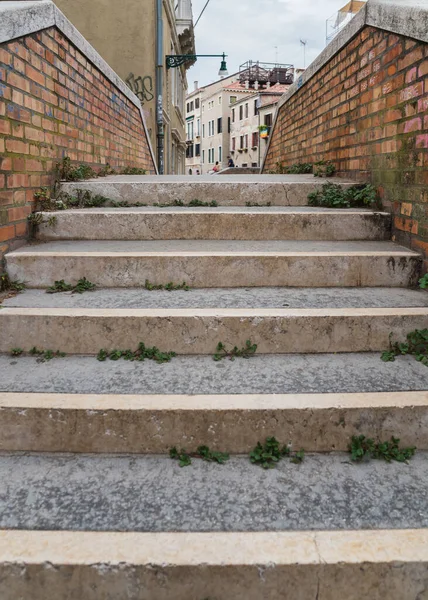 ヴェネツィア イタリアの古い橋のステップ — ストック写真