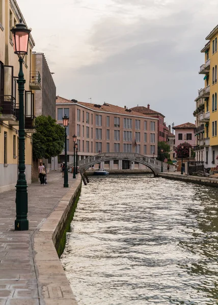 Venezianischer Kanal Reflektiert Sonnenlicht Und Traditionelle Straßenlaternen Venedig Italien — Stockfoto