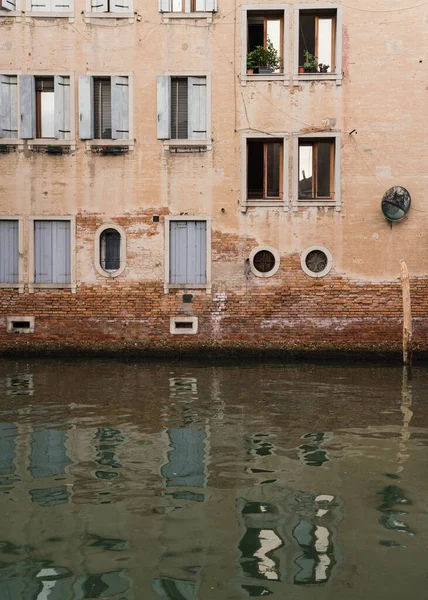 Fachada Antiga Prédio Apartamentos Veneza Itália Canal — Fotografia de Stock