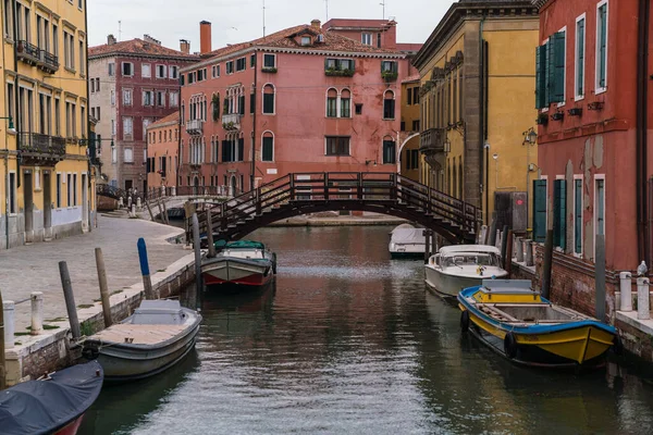 Blick Auf Einen Kanal Venedig Italien Mit Bunten Fassaden Und — Stockfoto