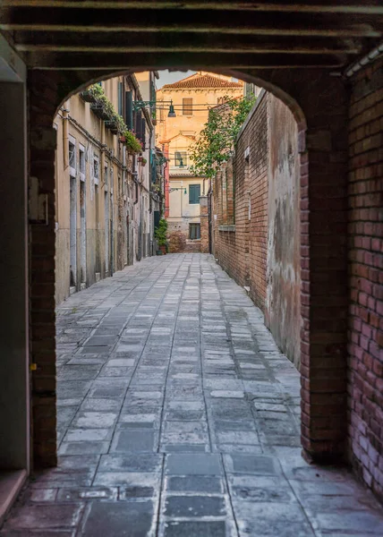 Очаровательная Старинная Улица Венеции Италия Традиционная Архитектура — стоковое фото