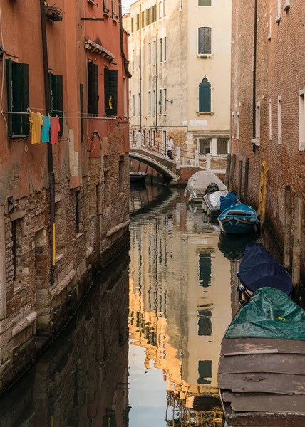 Charming Picturesque Photograph Boats Docked Canal Sunset Venice Italy — Zdjęcie stockowe