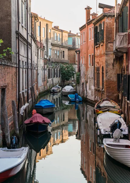 Venedik Talya Gün Batımında Kanala Yanaşan Büyüleyici Resimli Tekneler — Stok fotoğraf