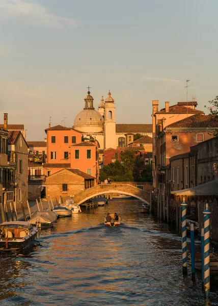 Boat Passing Canal Venice Italy Surrounded Traditional Venetian Architecture — Stok fotoğraf