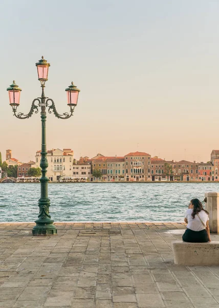 Girl Seating Bench Harbor Venice Italy Sunset Front Lagoon Next — Stockfoto