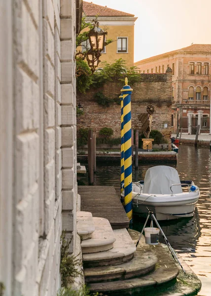 Encantadores Barcos Fotografía Pintorescos Atracados Canal Atardecer Venecia Italia — Foto de Stock