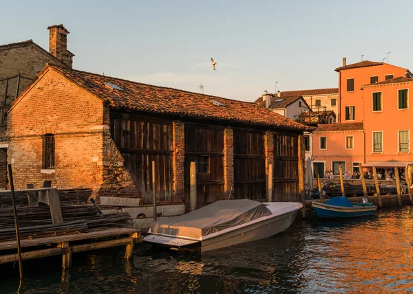 Charming Picturesque Photograph Boats Docked Canal Sunset Venice Italy — Foto de Stock