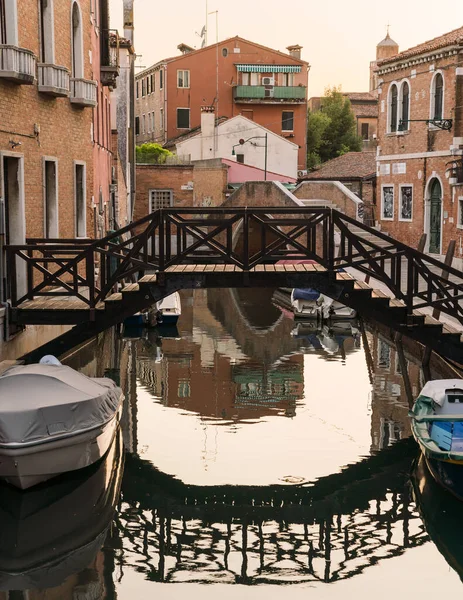 Bridge Reflection Canal Tipikus Építészet Velencében Olaszországban — Stock Fotó