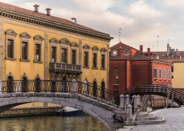 İtalya, Venedik 'teki eski bir köprünün mimari ayrıntıları arka planda tipik bir kanal mimarisi üzerinedir.