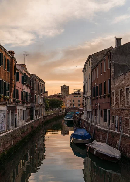 Venedik Talya Gün Batımına Yakın Güzel Bir Kanal Manzarası Arka — Stok fotoğraf