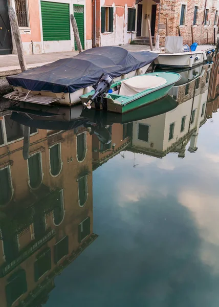 Charmosos Barcos Fotográficos Pitorescos Atracados Canal Pôr Sol Veneza Itália — Fotografia de Stock