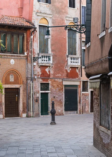 Charming Picturesque Street Intersection Venice Italy Fountain Old Buildings — Stockfoto