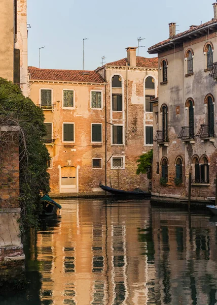 Gyönyörű Kilátás Nyílik Csatorna Velence Olaszország Körül Naplemente Hagyományos Építészet — Stock Fotó