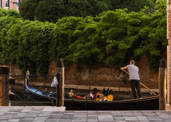 Venedik, İtalya 'da gondola binen gondolcu ve turist 