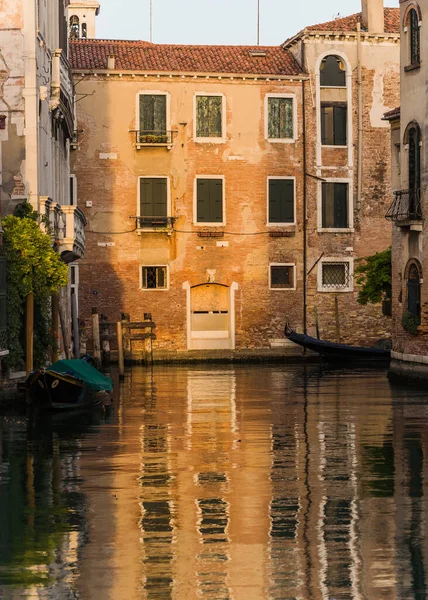 Venedik Talya Gün Batımına Yakın Güzel Bir Kanal Manzarası Arka — Stok fotoğraf