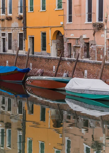 Barcos Atracados Canal Venecia Italia Luz Del Atardecer — Foto de Stock
