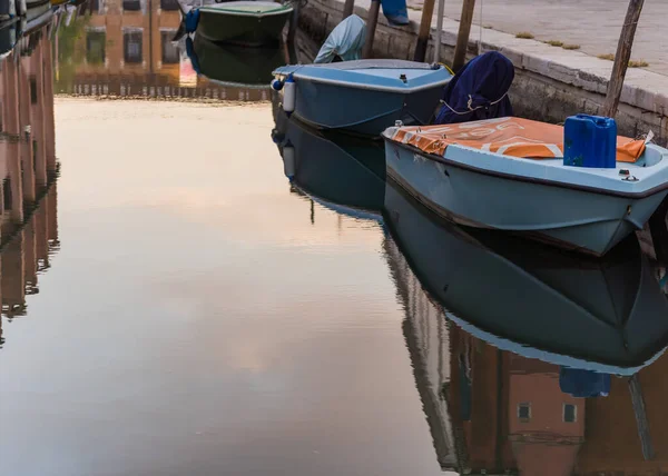 Barcos Azuis Reflexão Sobre Água Canal Veneza Itália — Fotografia de Stock
