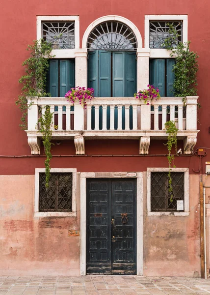 Beautiful Charming Red Venetian Facade Building Balcony Plants Flowers Venice — Stockfoto