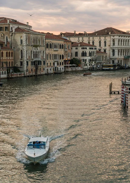Incredible Sunset View Boat Passing Traditional Venetian Architecture Seen Grand — Stockfoto