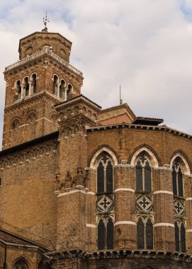 İtalya, Venedik 'teki eski bir kilisenin mimari ayrıntıları gotik pencerelerle dolu. 