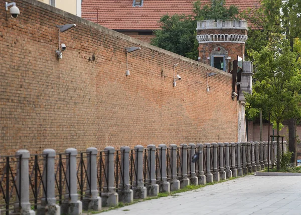 Kırmızı tuğlalı bir duvarın mimari ayrıntıları ve Venedik, İtalya 'da eski bir hapishanenin gözetleme kulesi.