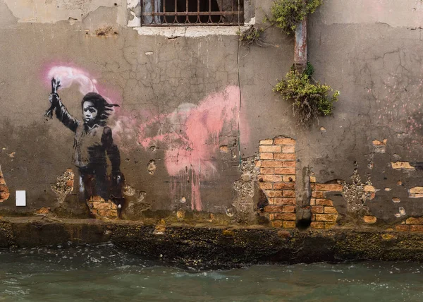 İtalya, Venedik 'te bir kanalda Banksy sanatıyla dolu duvar 