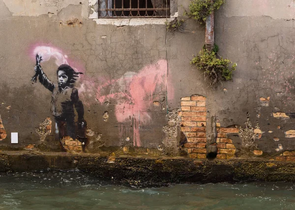 Wand Mit Banksy Kunst Kanal Venedig Italien lizenzfreie Stockbilder