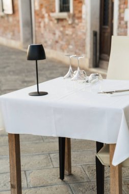 İtalya, Venedik 'te bir restoranda açık masa ve sandalyeler. 