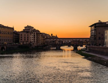 İtalya, Floransa 'da gün batımında Arno nehri ve köprünün güzel manzarası