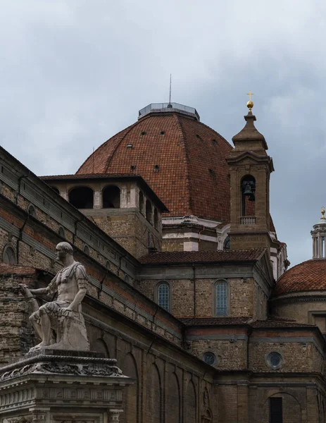 İtalya Floransa 'daki San Lorenzo kilisesinin mimari detayları