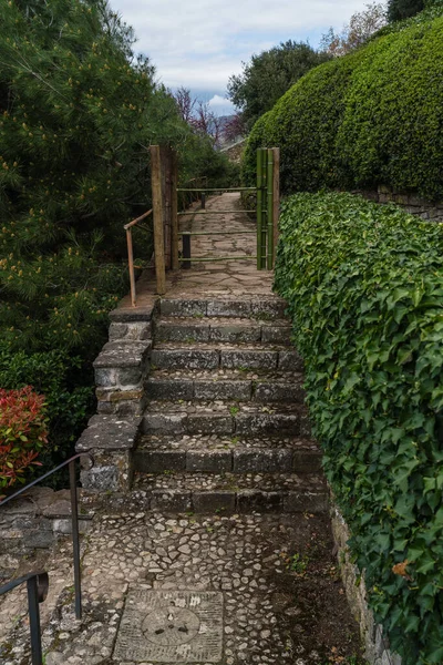 İtalya 'daki eski bahçedeki eski taş basamakların ayrıntıları