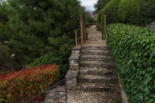 İtalya 'daki eski bahçedeki eski taş basamakların ayrıntıları