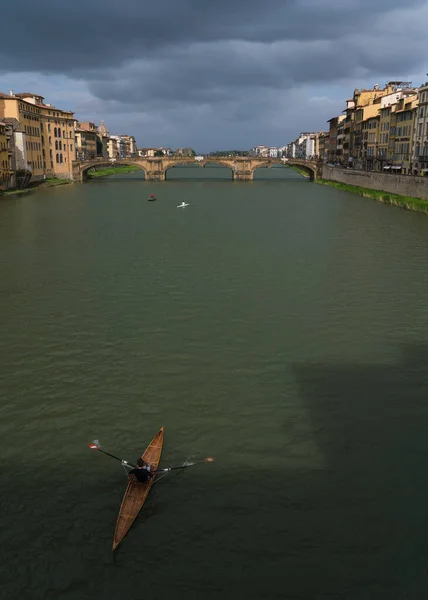 İtalya, Floransa 'dan geçen Arno nehri, köprü ve kano manzarası