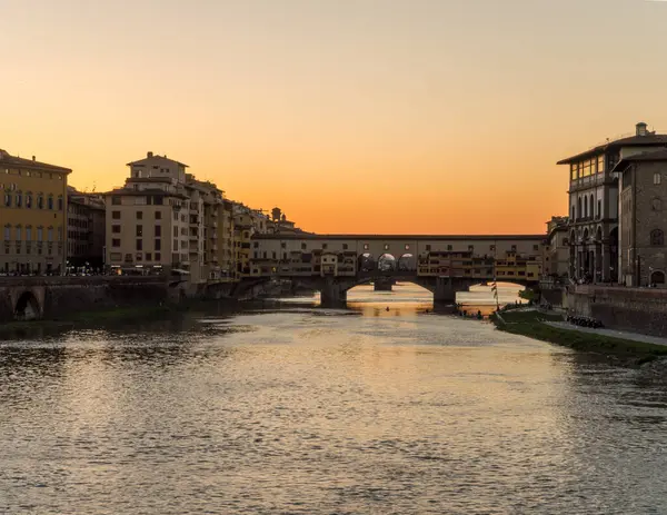 Krásný Výhled Řeku Arno Most Při Západu Slunce Florencii Itálie — Stock fotografie