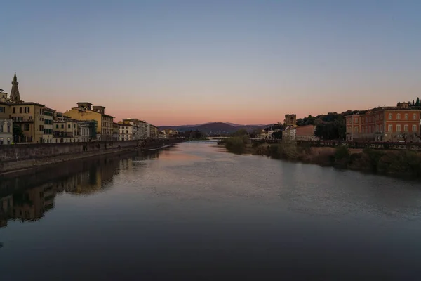 イタリア フィレンツェの日没時のアルノ川と橋の美しい景色 — ストック写真